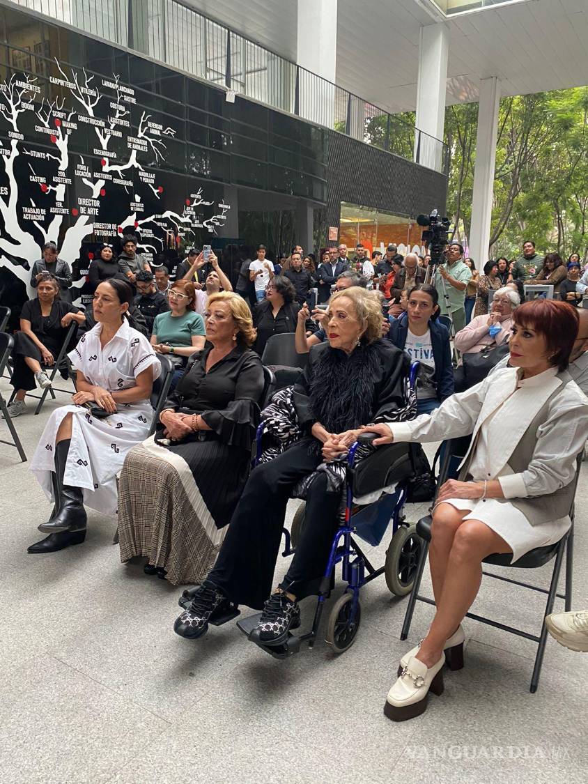 $!La Diva estuvo atenta y apoyada en la ceremonia.