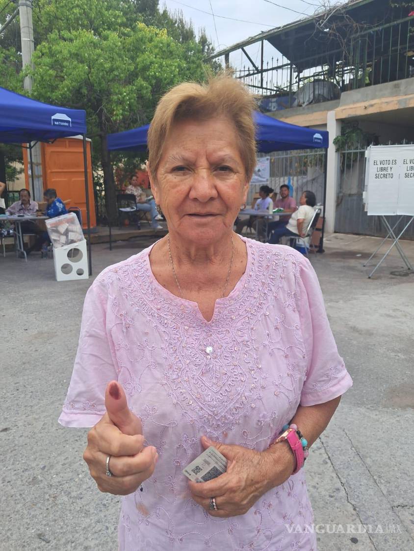 $!Leonor, habitante de la colonia Oceanía, pide soluciones al desabasto de agua y calles deterioradas.
