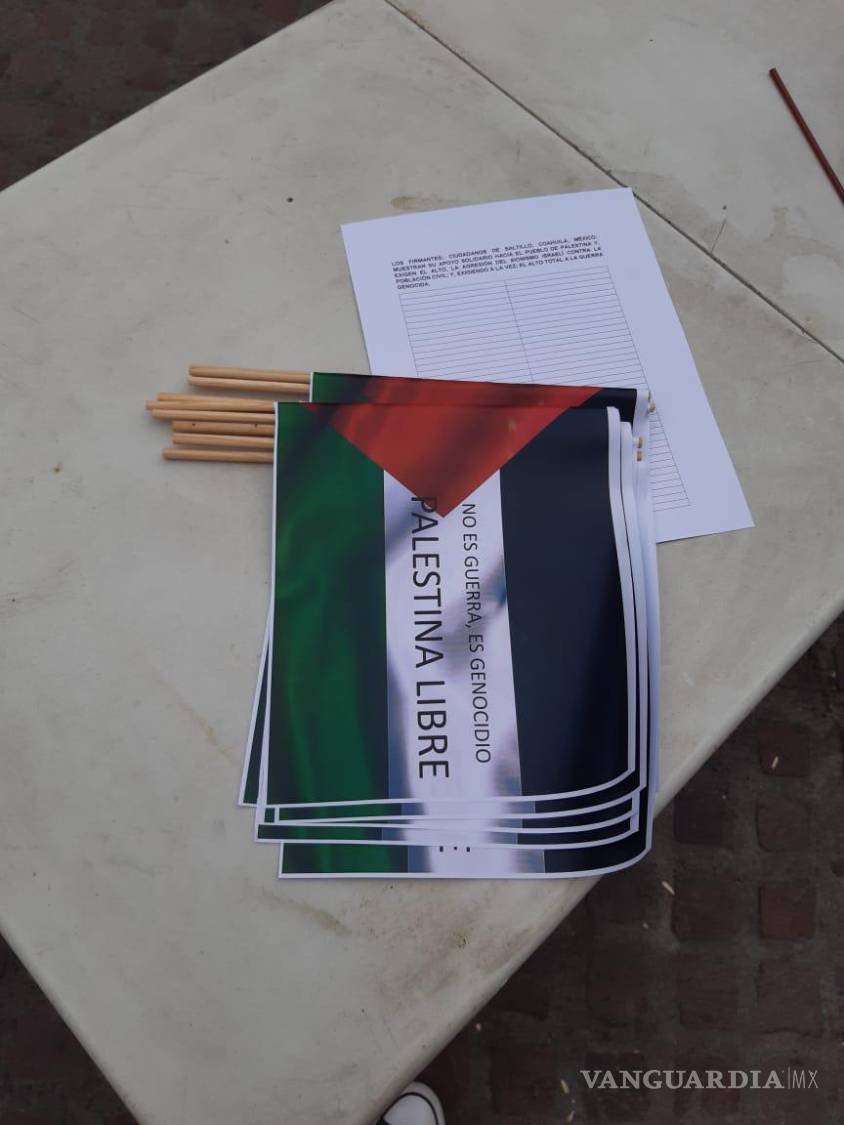 $!Las banderitas se les regalan a los niños.