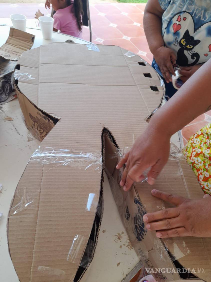 $!Las mujeres que acuden a la asociación reciben cursos de manualidades.