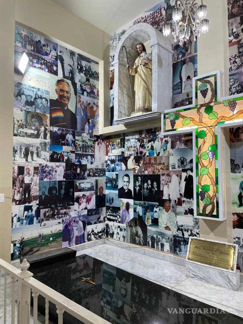 $!Tumba del padre Patrick Quinn Martin, en la iglesia del Perpetuo Socorro.