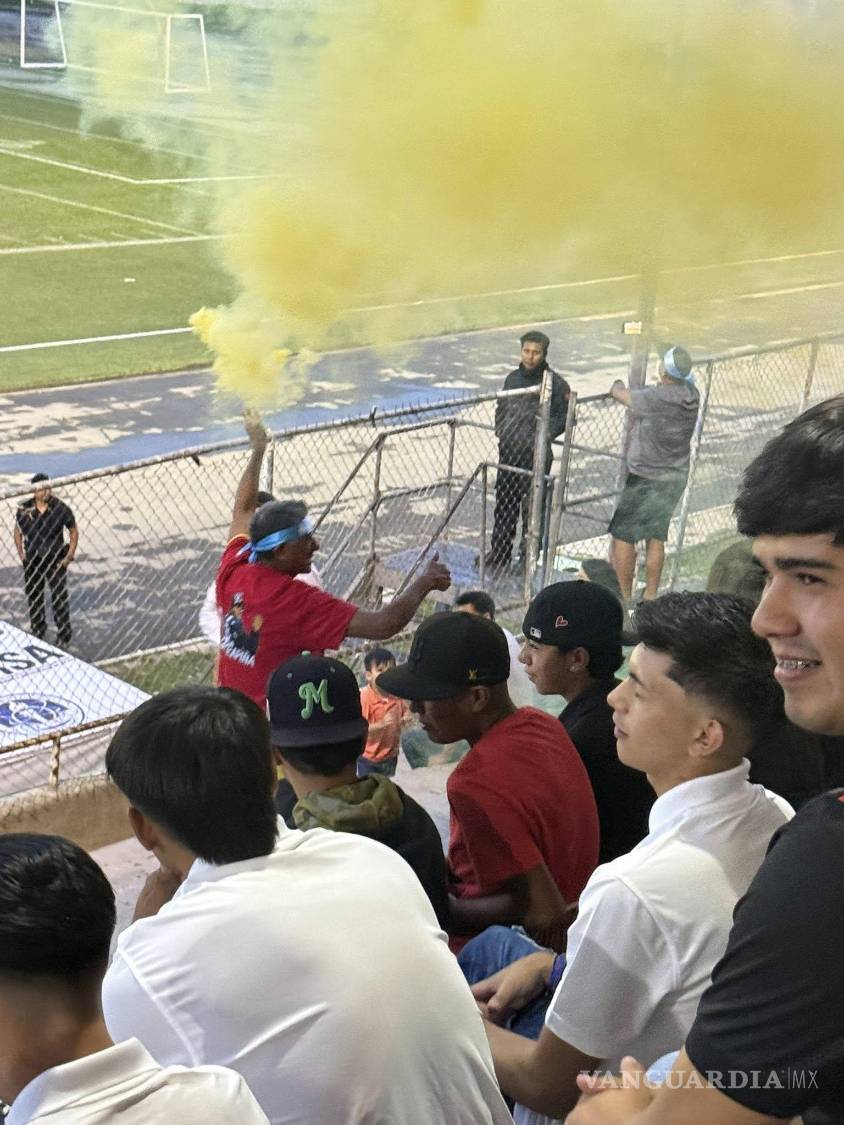 $!La afición de Halcones de Saltillo prendió el Estadio Olímpico con cánticos y banderas, apoyando con intensidad y fervor al “equipo del pueblo” durante el clásico local.
