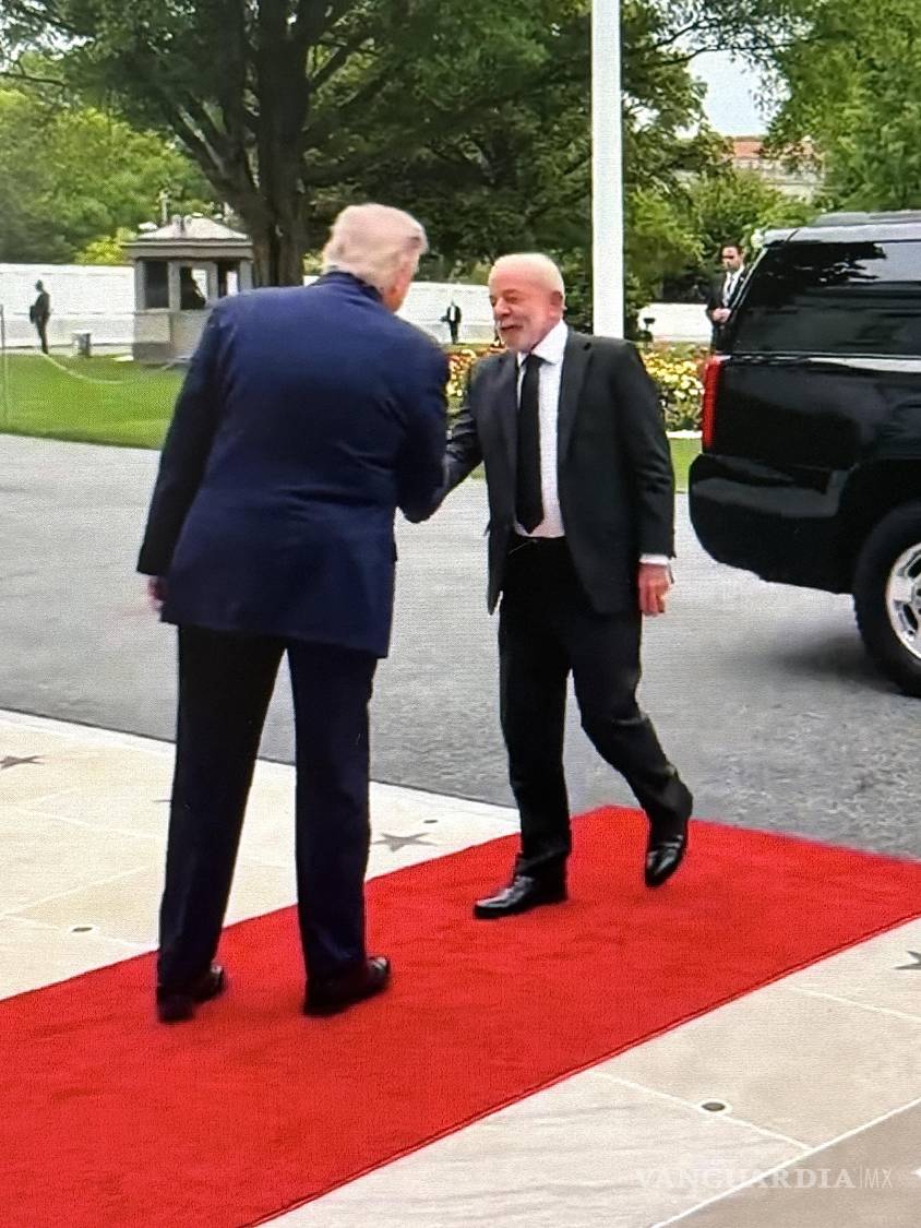 $!Captura de pantalla tomada de la cuenta oficial en X @MargoMartin47 de la asistente especial del presidente y asesora de comunicaciones de los Estados Unidos, Margo Martin, donde se observa al presidente de los Estados Unidos, Donald Trump, saludando a su homólogo de Brasil, Luiz Inácio Lula da Silva, durante su visita a la Casa Blanca este jueves, en Washington.