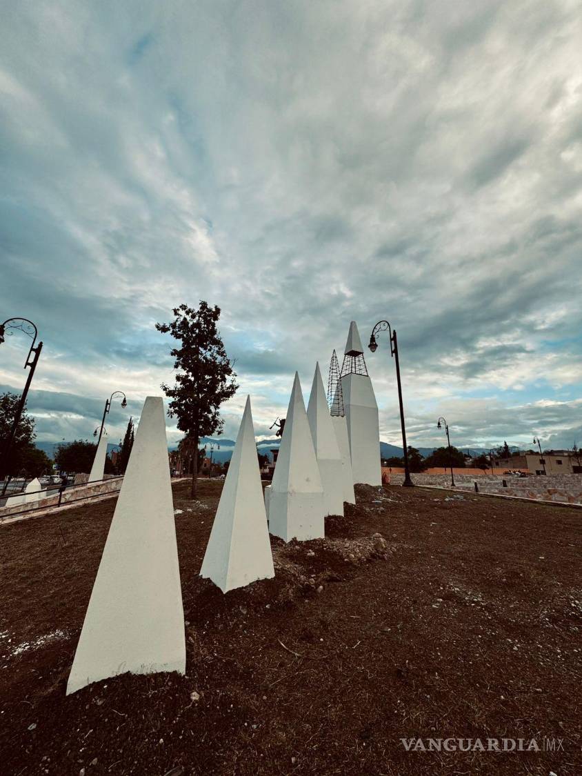 $!Un pedazo de la frontera en Saltillo: Instala artista Carlos Vielma escultura en plaza Coahuila
