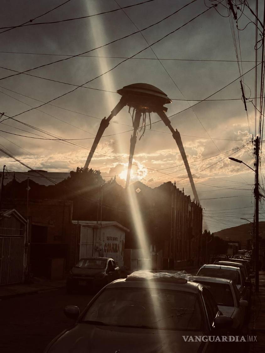 $!Al asomarse a la calle, el niño proyecta en el barrio el terror que la radio ya sembró dentro de él.