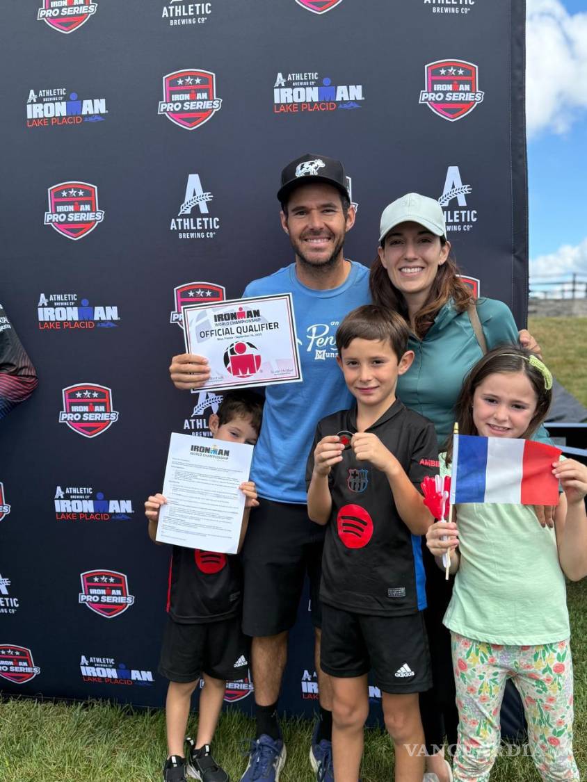 $!Junto a su familia tras finalizar una competencia de triatlón.
