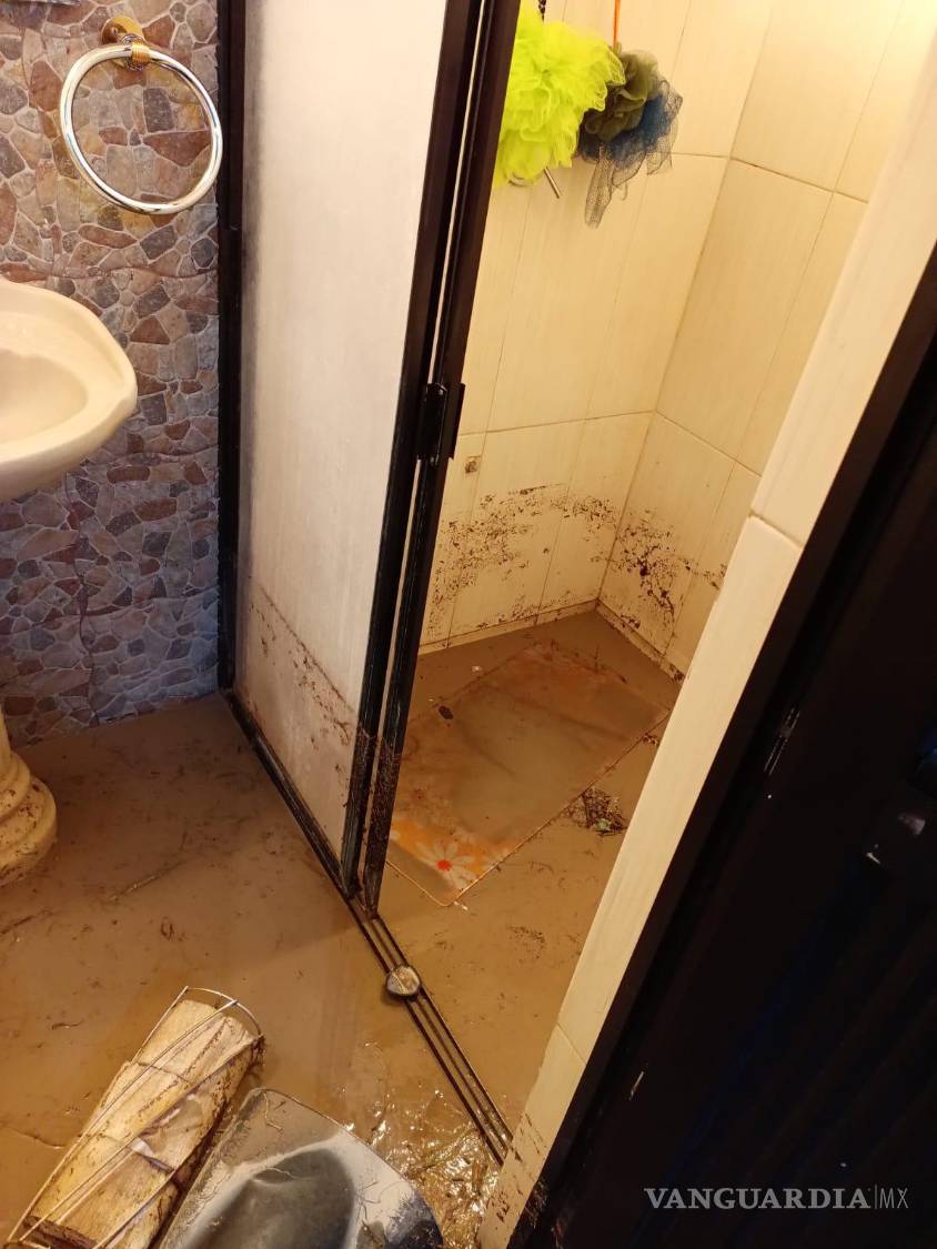 $!Las marcas dejadas por el agua en las paredes evidencian la magnitud de la inundación registrada en el sector.