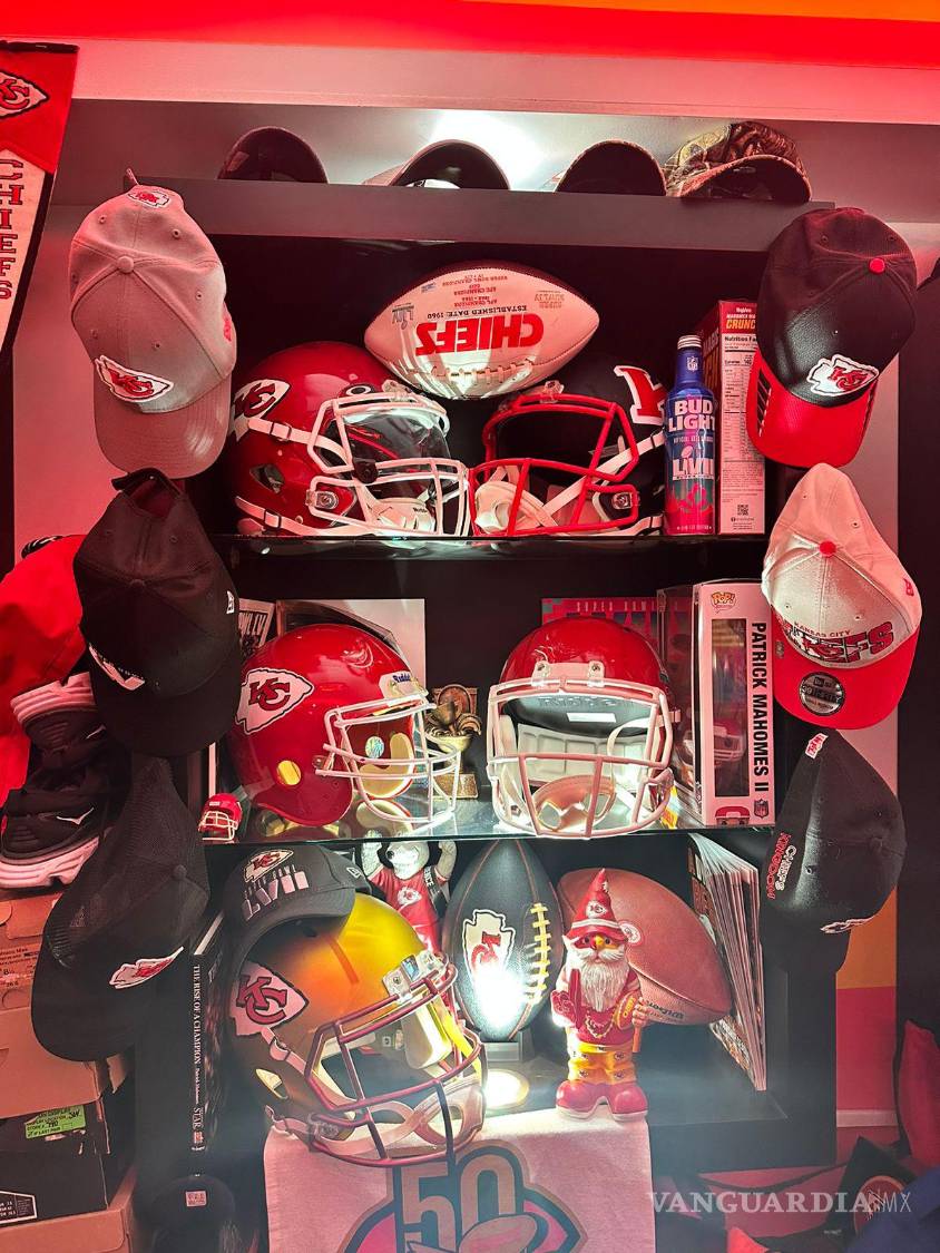 $!Un casco firmado por Tyreek Hill es el “tesoro más preciado” de la colección, con el que cuenta el fanático.