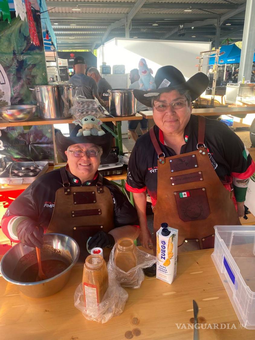 $!Trabajo. Las Norteñas celebran en Austria sus triunfos en una de las competencias de parrilla más importantes del país.