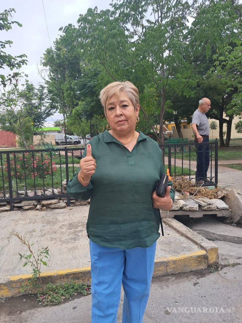 $!Los baches continúan entre las principales demandas ciudadanas en Saltillo, como lo indica doña Guadalupe López.