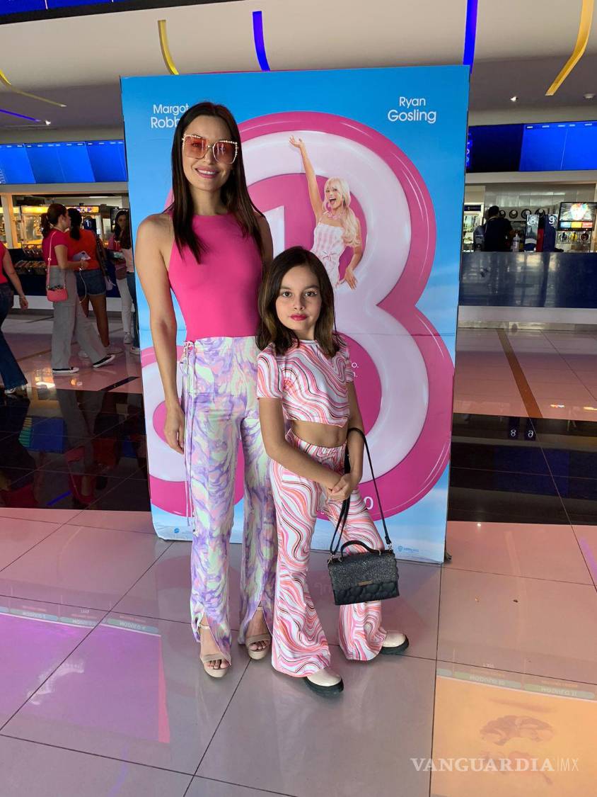 $!Los looks con los que asistieron están inspirados en la icónica muñeca.