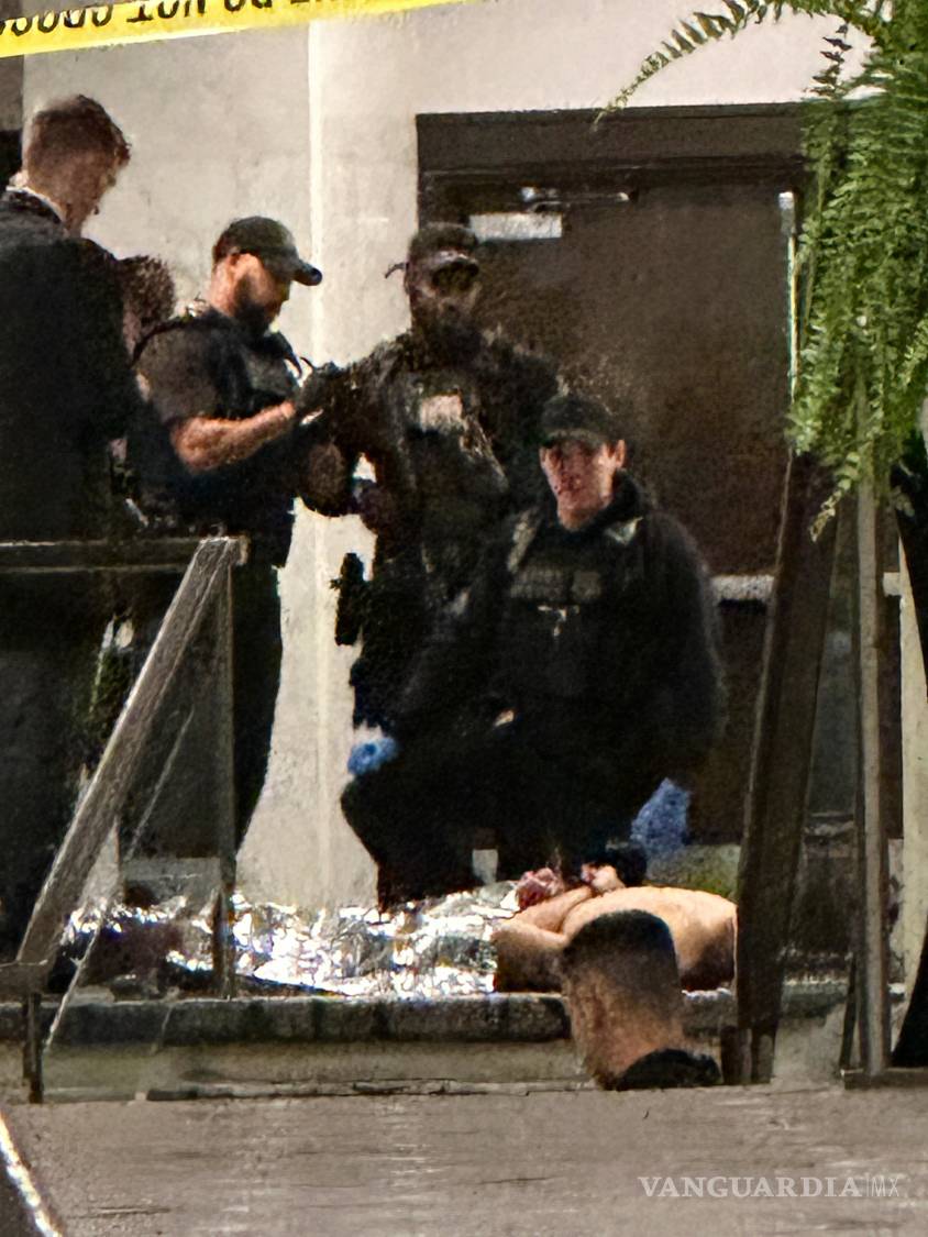 $!Agentes controlan a Cole Tomas Allen, sospechoso de tiroteo durante la Cena de Corresponsales de la Casa Blanca, el 25 de abril de 2026, en Washington.