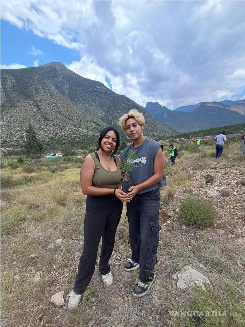 $!Marlene Estefanía Duque y Axel Antonio Gallego participaron por primera vez en una jornada de reforestación y llamaron a las nuevas generaciones a involucrarse en el cuidado ambiental.