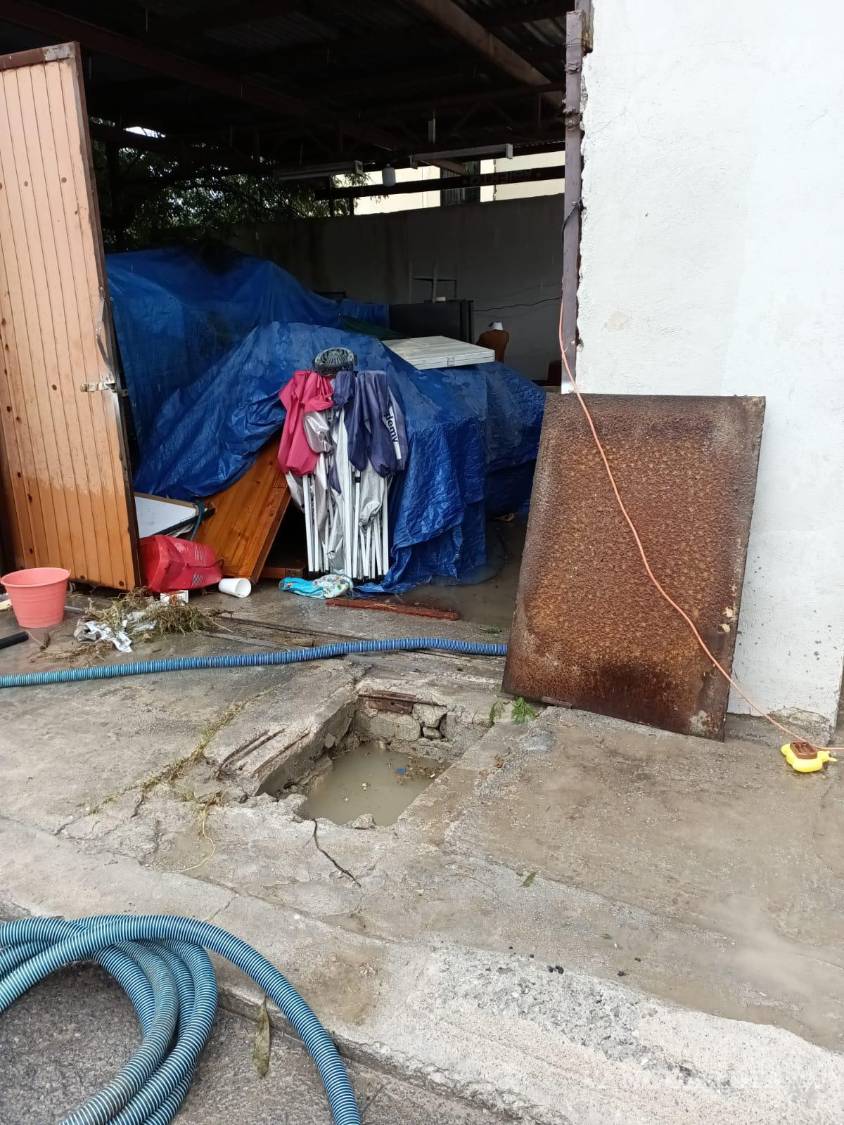 $!Personal municipal y maquinaria pesada trabajaron en la remoción de lodo y escombros en las zonas más afectadas.
