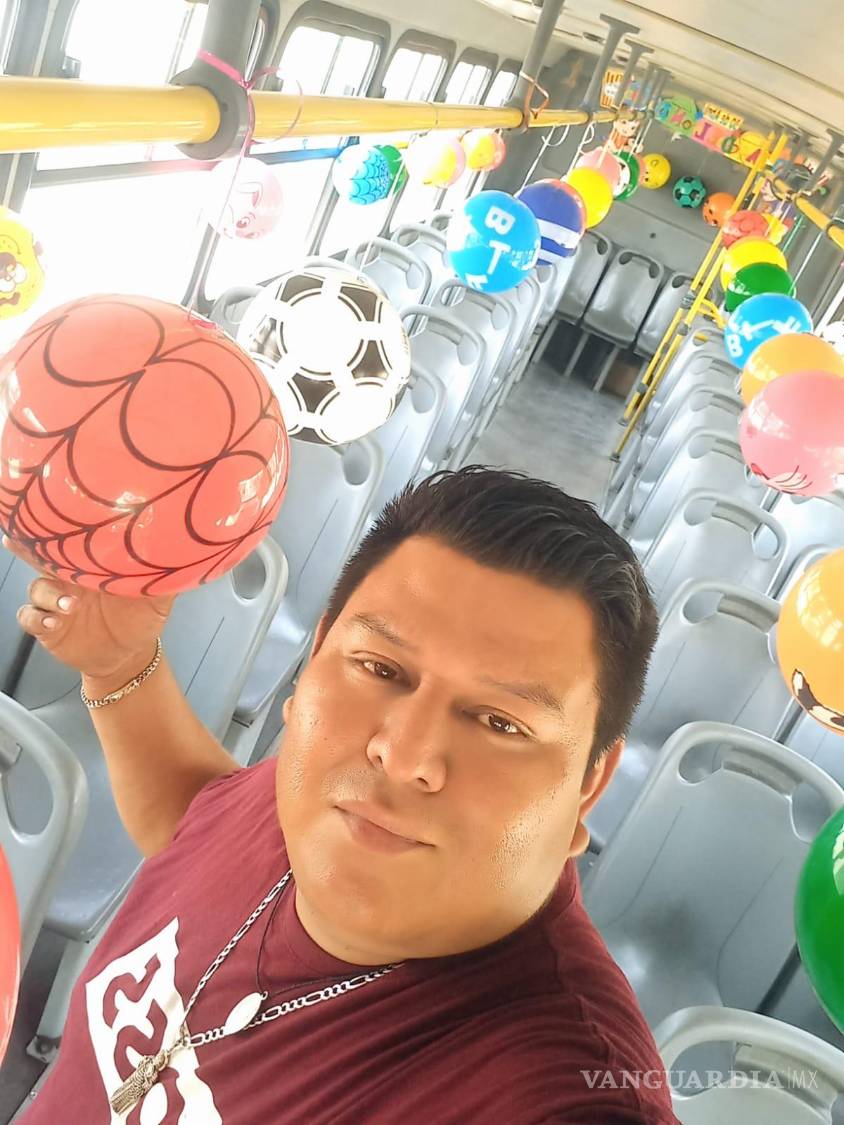 $!Todo el año, Irving junta dinero para la compra de balones en el Día de los Reyes Magos y el Día del Niño.