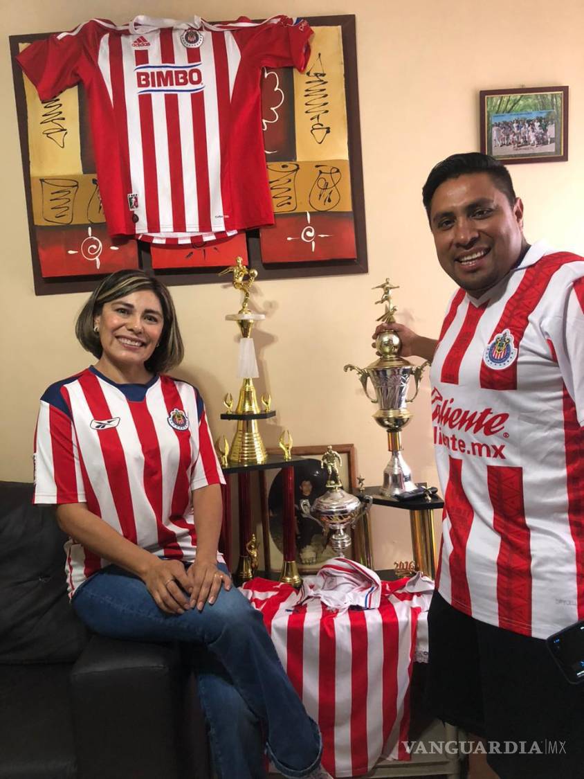 $!Cada día de partido, el padre de Bertha y Óscar, se sentaba en su “santuario” donde tenía un lugar exclusivo para poder verlo; ahí, junto a su colección y sus trofeos que ganó como futbolista.