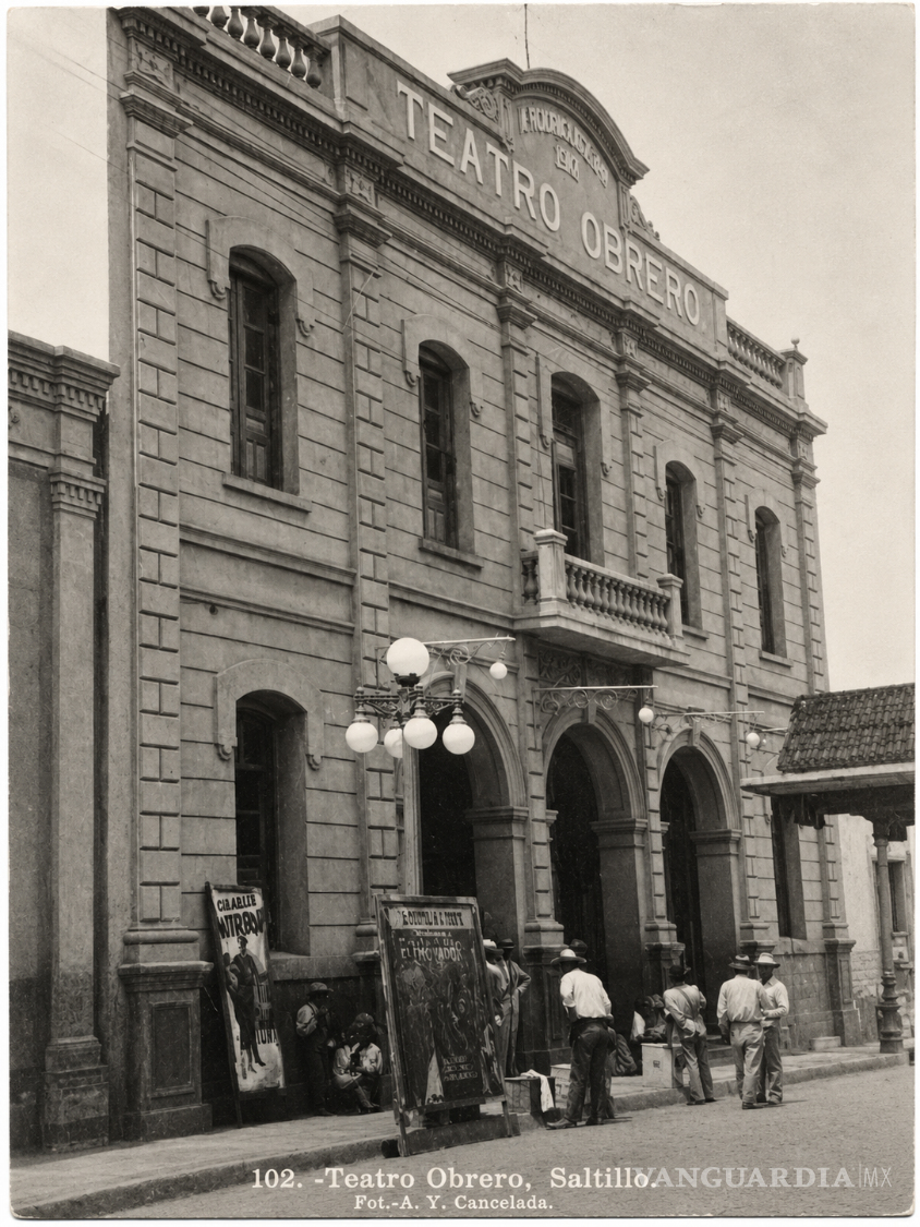 $!El Teatro Obrero, en una fotografía histórica, se levantaba como uno de los escenarios de la vida colectiva de Saltillo. Su fachada monumental recuerda que el Centro también fue concebido para reunir a la ciudad, no únicamente para atravesarla. Fue inaugurado en 1917 y se encontraba ubicado en la calle Juan Aldama, entre las calles Manuel Acuña y Xicoténcatl.