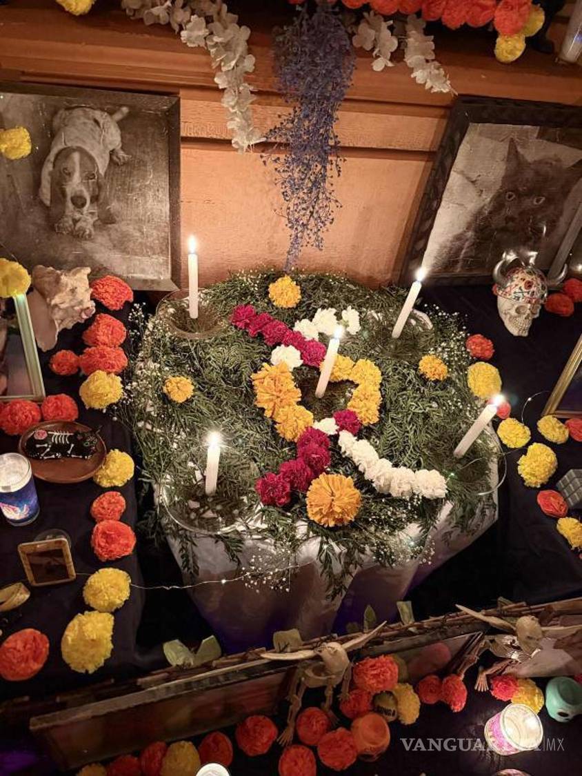 $!El bar cultural Oniria cuenta con un altar para mascotas que ocupa un cuarto completo, decorado con flores, retratos, veladoras, calaveras y pétalos, purificado con copal.