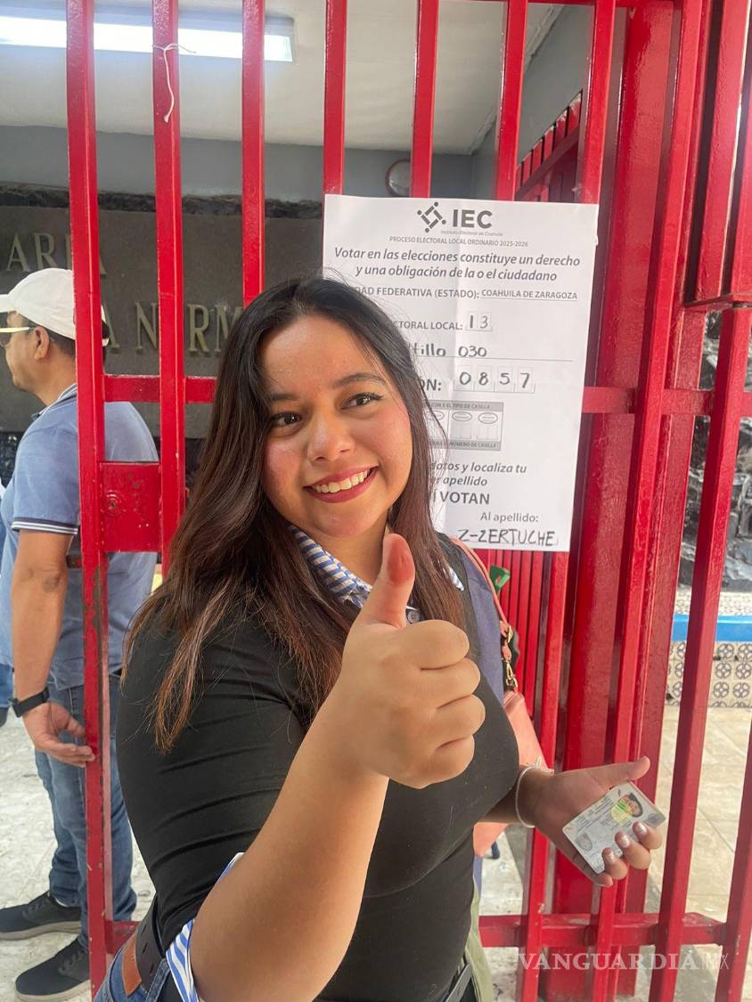 $!Daniela de León, joven votante en la Zona Centro de Saltillo, destacó la importancia de que los políticos cumplan sus promesas y mantengan contacto constante con la ciudadanía.