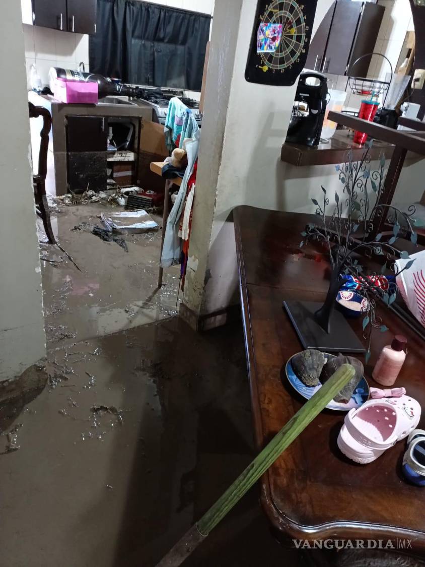 $!El comedor fue uno de los pocos muebles que la familia considera que podría recuperarse tras las inundaciones.