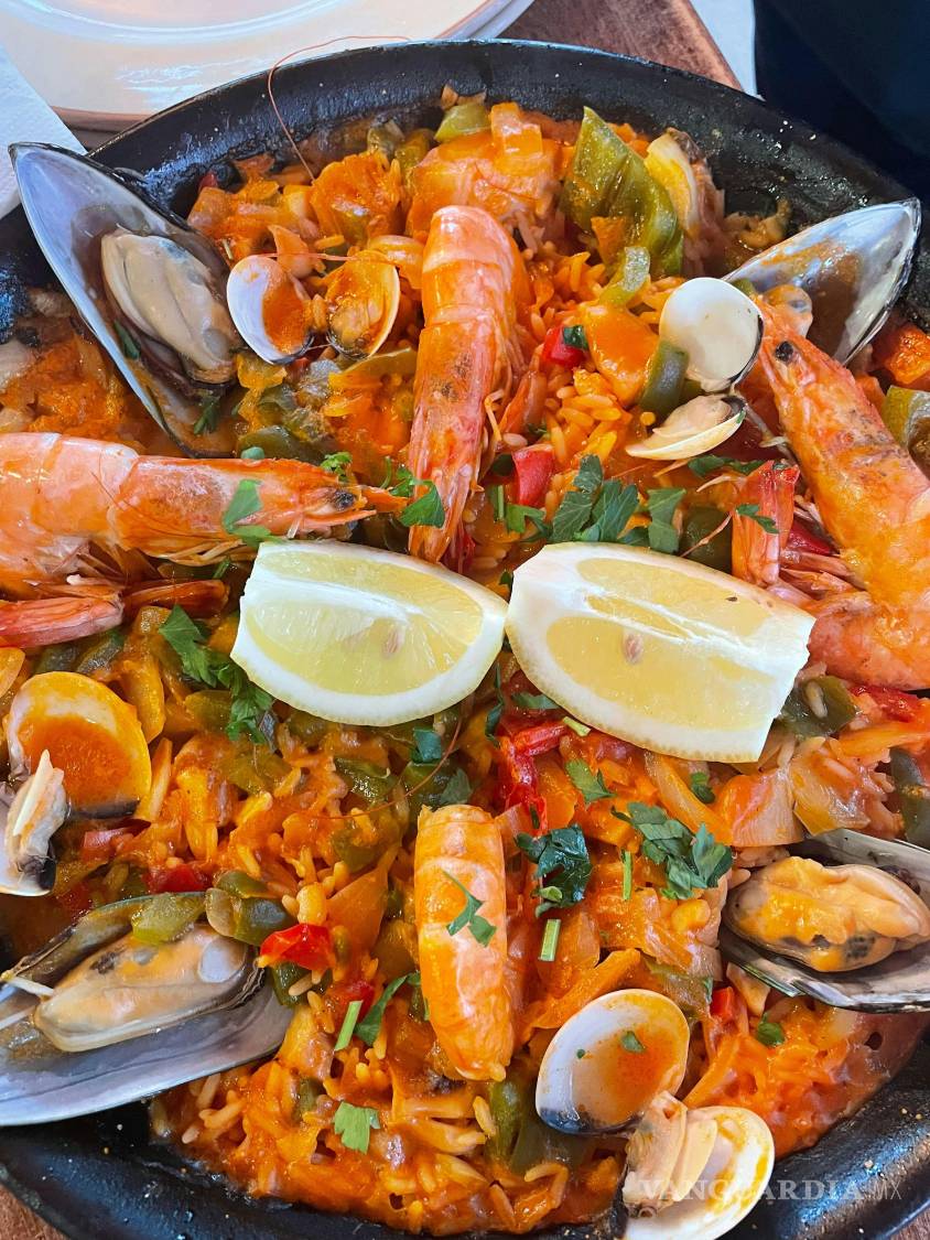 $!Creado por campesinos que cocinaban arroz al aire libre en sartenes anchas con ingredientes locales como pollo, conejo, verduras frescas y azafrán.