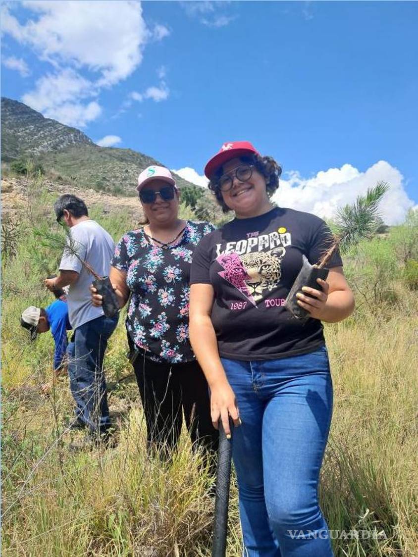 $!A pesar de los numerosos voluntarios, siguen haciendo falta manos para reforestar las sierras de la ciudad.