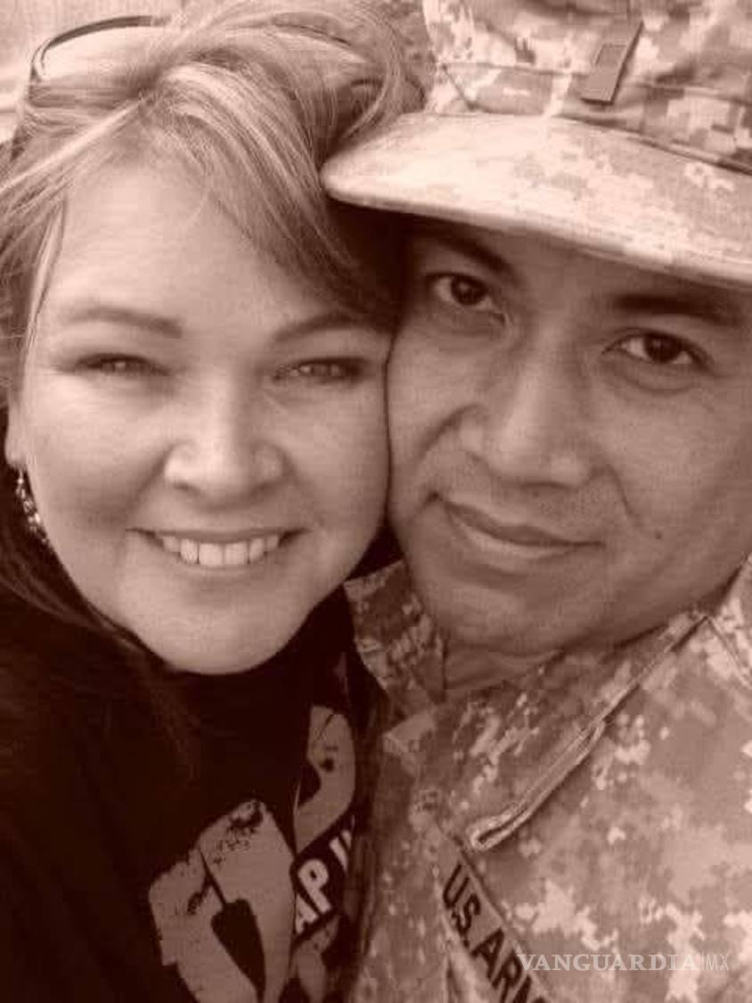$!Tina Marzan, posando para una selfi con su esposo, el suboficial técnico de tercera clase Robert Marzan, quien murió en un ataque iraní contra una base militar de EU.