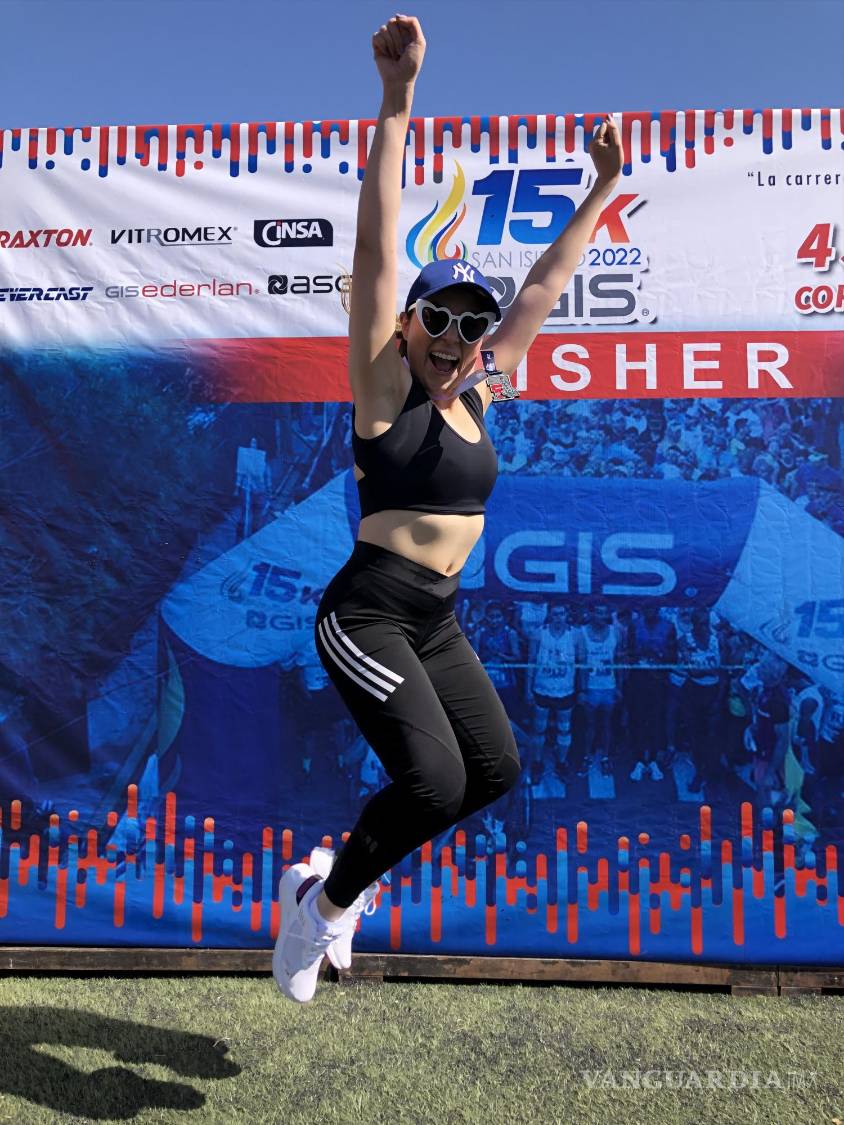 $!Diana celebra con los brazos en alto tras completar la 15K.