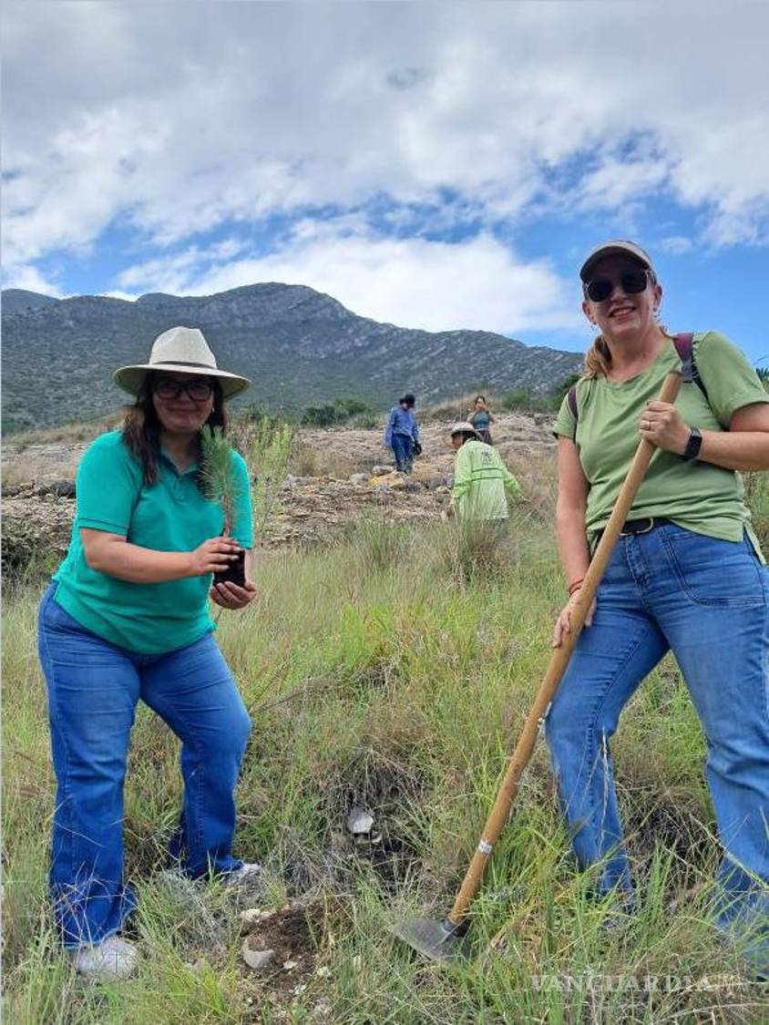 $!Claudia Martínez y Tere Elizondo participaron en la jornada como parte de las actividades de apoyo a la reforestación en el Cañón de San Lorenzo.