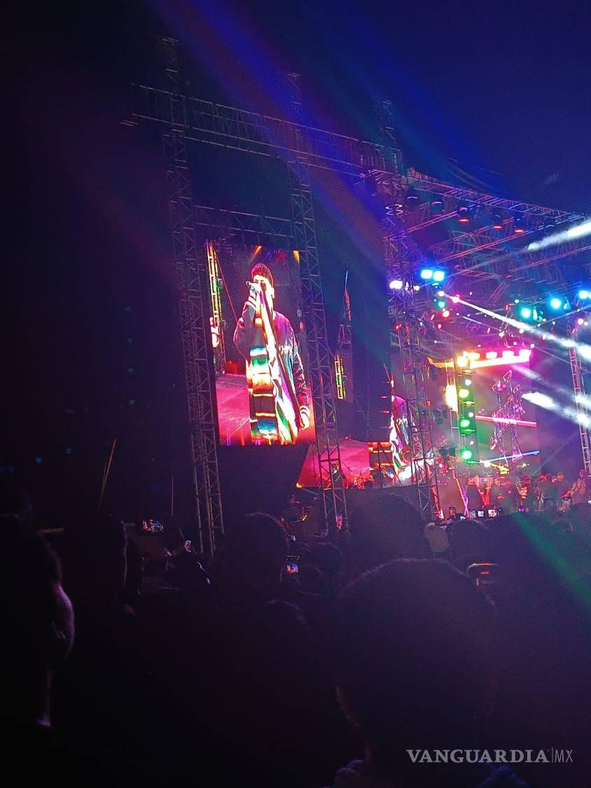 $!Durante su espectáculo, el cantante lució un sarape con su nombre grabado, como gesto de afecto hacia sus seguidores en la capital coahuilense.