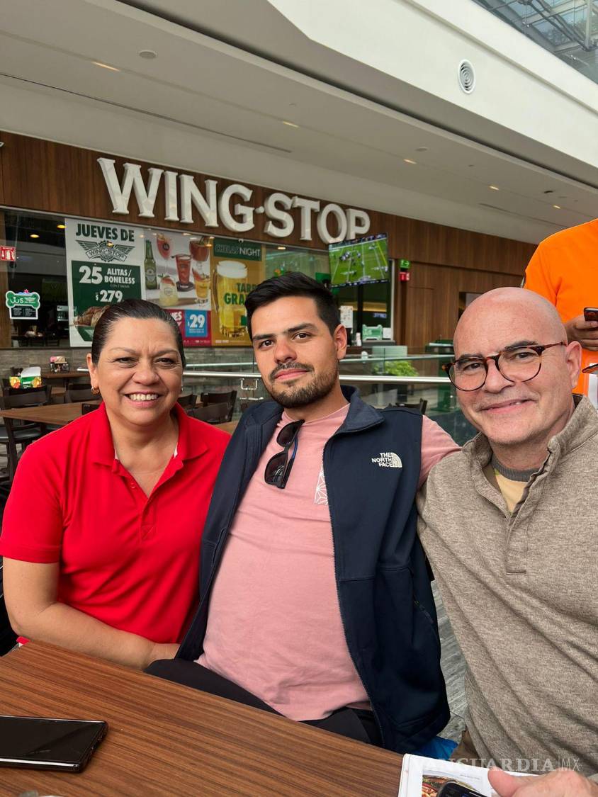 $!Bruno con sus padres.