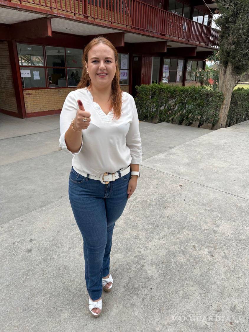$!La alcaldesa de Arteaga, Ana Karen Sánchez, destacó la importancia de la participación ciudadana durante la jornada electoral.