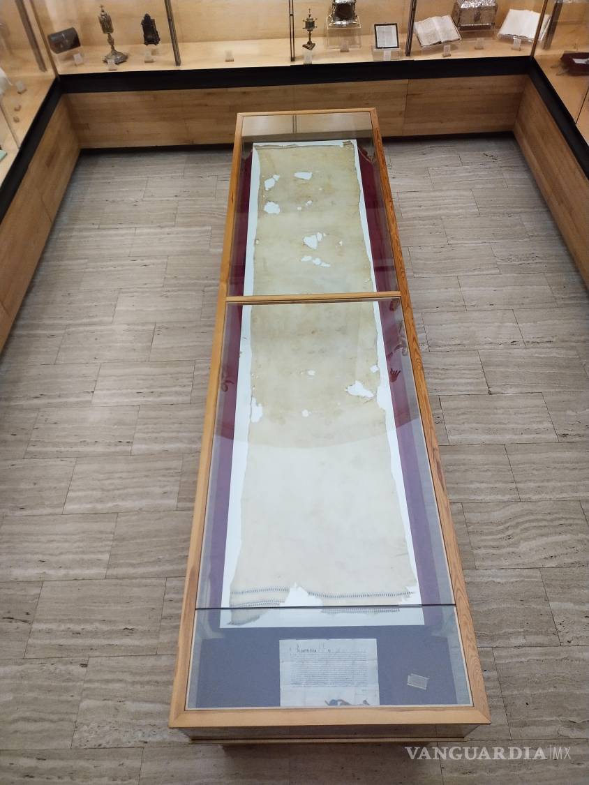 $!Una reproducción de la pieza de lino que presuntamente cubrió la mesa en la Última Cena de Jesús y sus discípulos, está expuesta en la catedral de Coria.