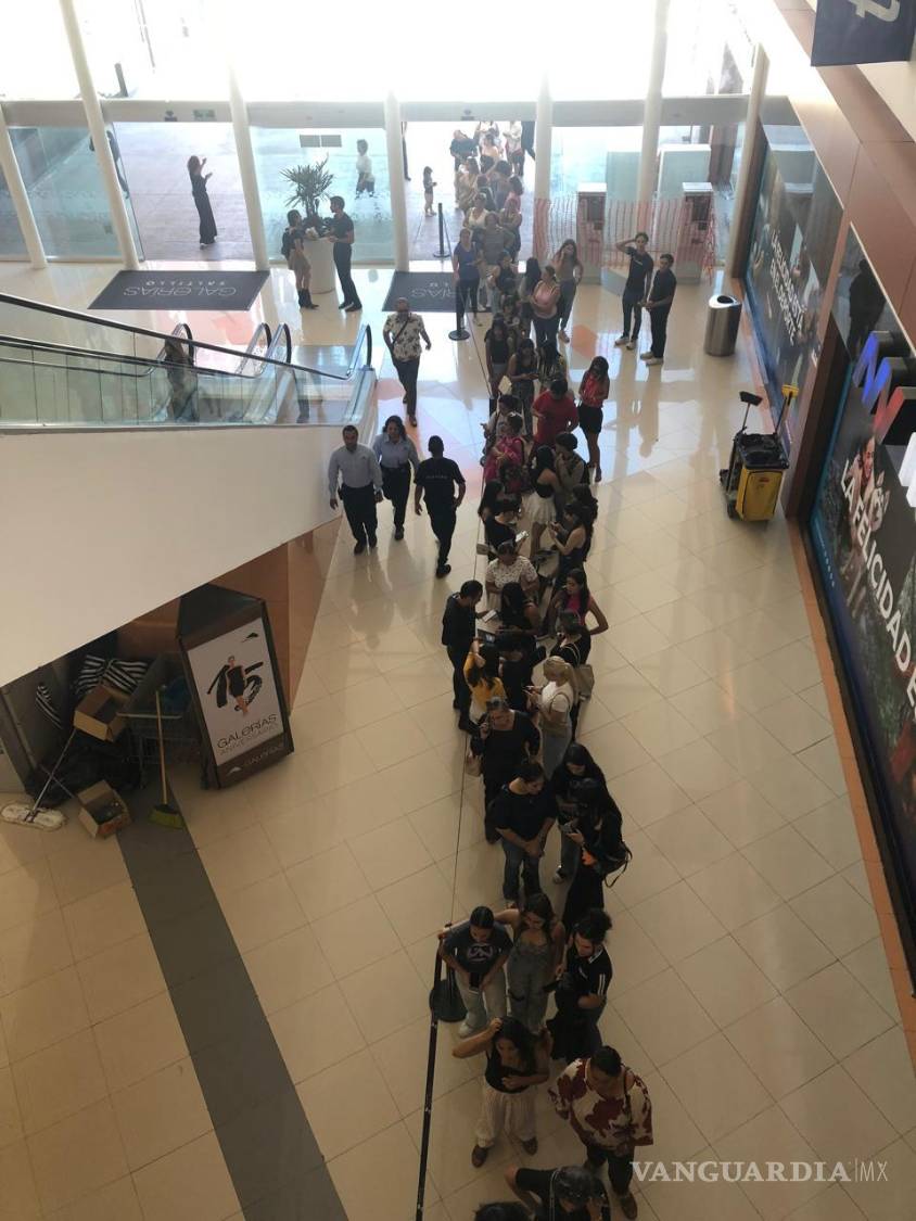 $!La emoción fue palpable mientras jóvenes y familias esperaban pacientemente para explorar la nueva tienda de belleza.