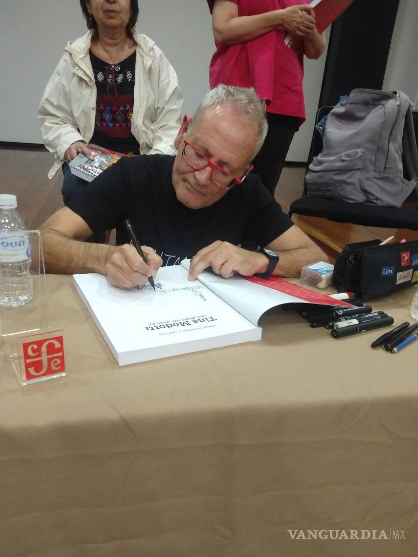 $!Durante la presentación de la nueva edición, recordó cómo la fotógrafa, artista y activista sigue acompañándolo en cada proyecto, simbolizando la conexión entre memoria histórica y presente.