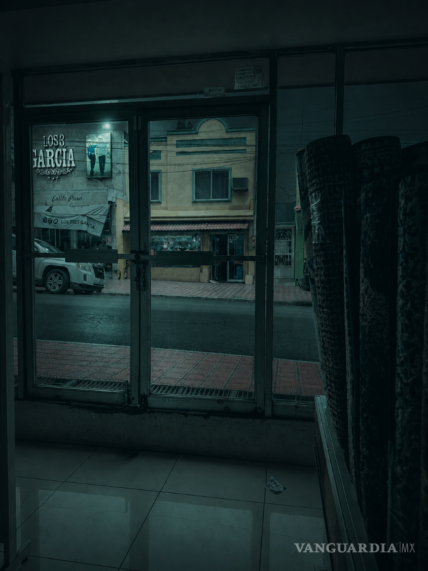 $!Desde dentro de la tienda, la calle parece cerca, pero no necesariamente accesible: el vidrio también puede ser un umbral. ¿Puedes atarvesarlo? Las candenas, los candados... ¿son si quiera reales?