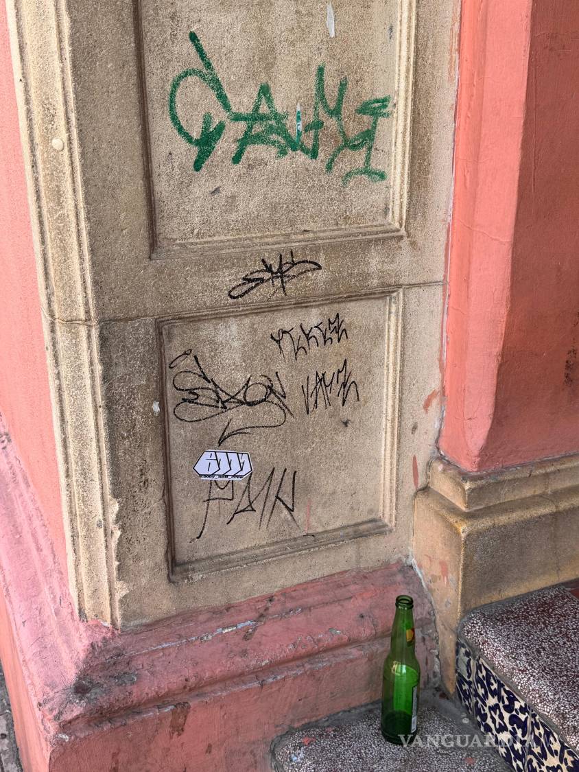 $!El rostro de la calle ha cambiado: grafitis, ruido, y la prisa como paisaje.
