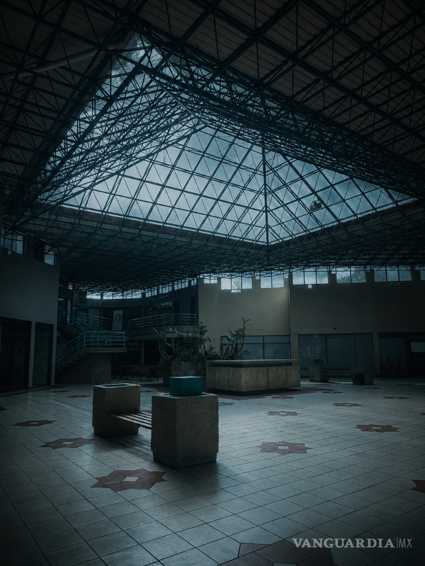 $!Una plaza vacía conserva señales de vida: bancas, macetas, locales, pasillos. Pero ninguna de esas señales garantiza presencia. ¿O caso te observan desde algún punto insospechado?, ¿te siguen?, ¿te acechan? Huir parece congruente, como una especie de instinto.