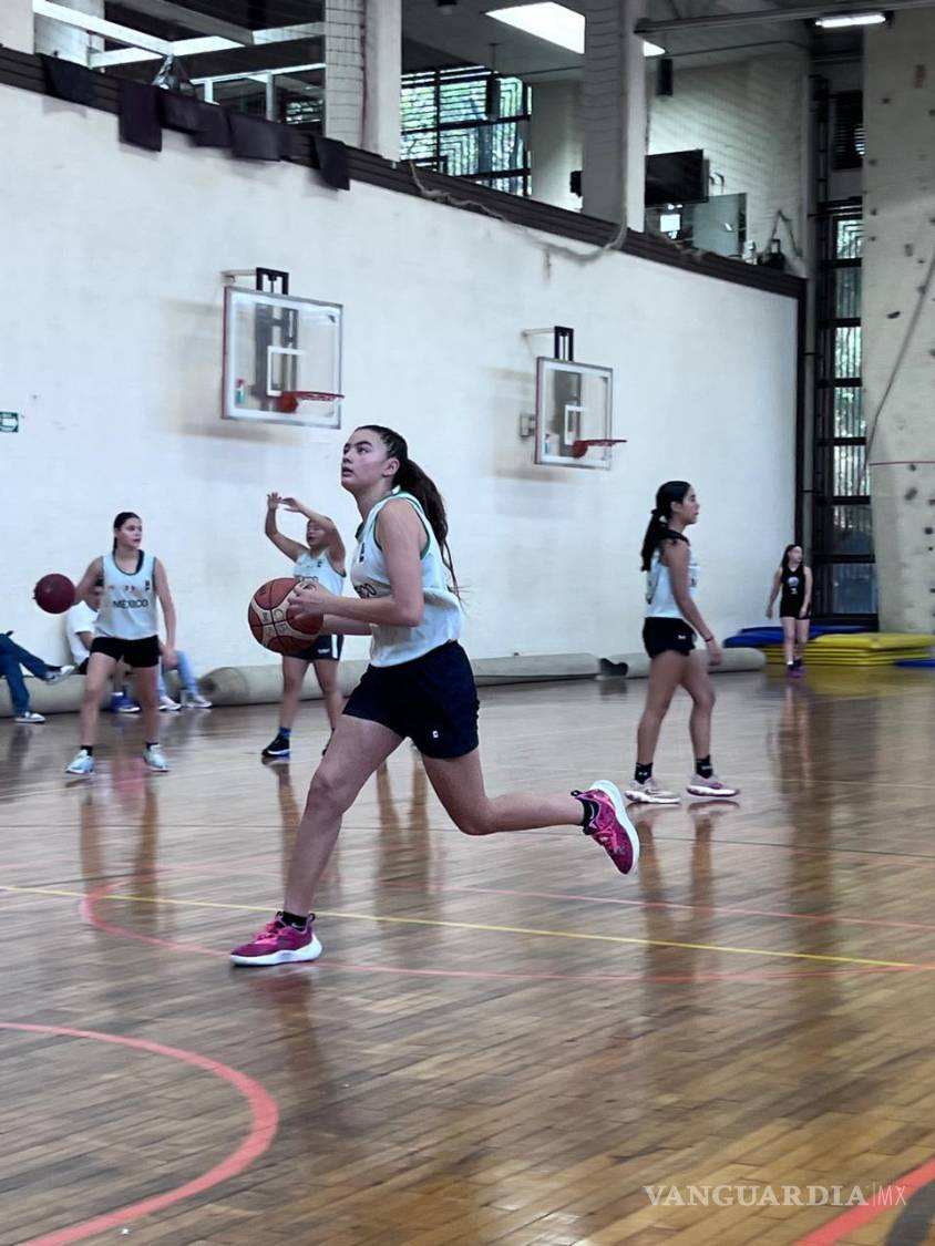 $!Allegra muestra su destreza en el dribbling con su equipo, destacando su preparación integral.