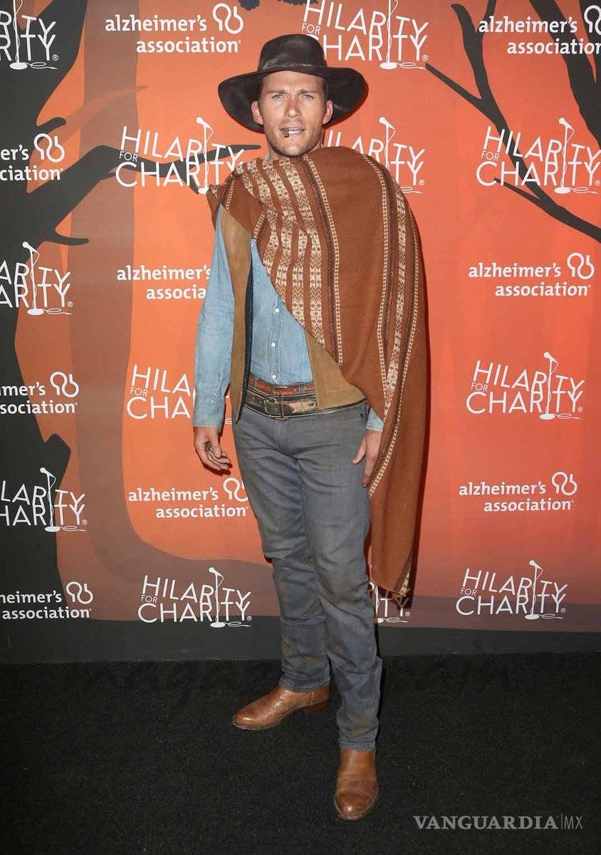 $!Hijo de Clint Eastwood se disfraza como su padre para fiesta de caridad