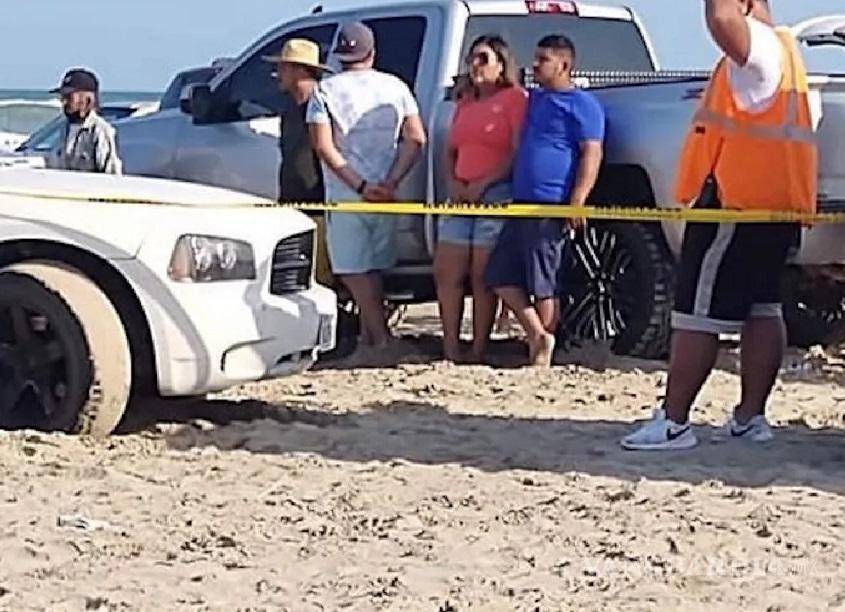 $!Al sitio llegaron los padres de la víctima que estuvieron durante varios minutos junto al cadáver