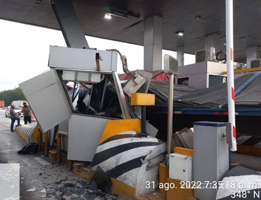 $!Testigos reportaron que había personas atrapadas en el accidente. Sin embargo, Capufe descartó que hubiera lesionados.