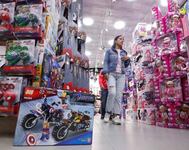 Difícil tarea tienen los padres de familia a la hora de elegir los regalos para sus hijos para esta Navidad.