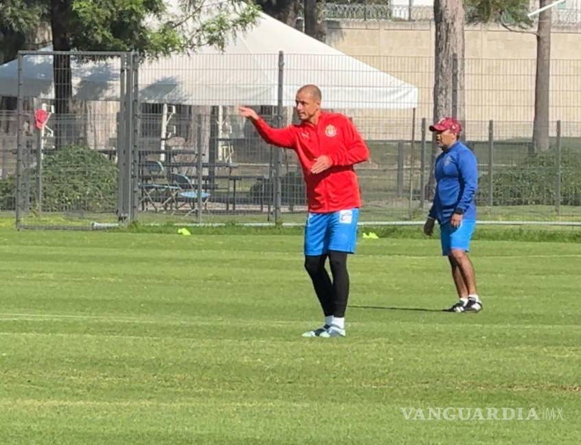 $!En redes sociales se compartieron imágenes de Chicharito entrenando al parejo de sus compañeros.