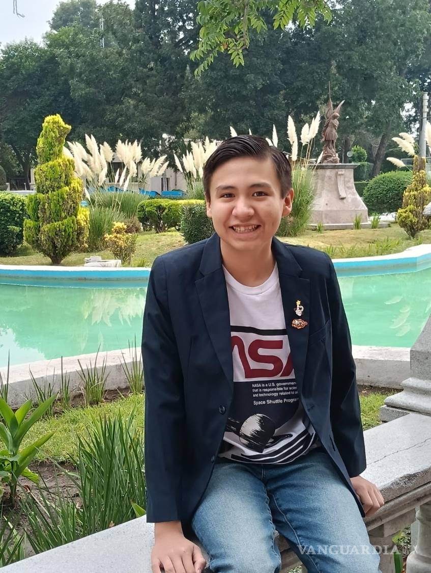 $!Gilberto Ledezma Juárez, de 13 años, considera el autismo su superpoder. Con el acompañamiento de sus padres, convirtió su curiosidad temprana por los números en un talento extraordinario en matemáticas y otras áreas del conocimiento, que hoy lo lleva a competir a nivel internacional.