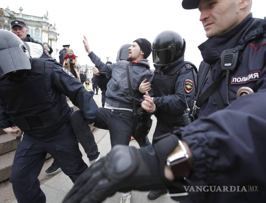 $!Arrestan a cientos en Rusia en protesta contra Putin