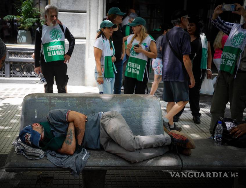 $!Una persona en situación de calle duerme durante una marcha este jueves en Buenos Aires, Argentina.