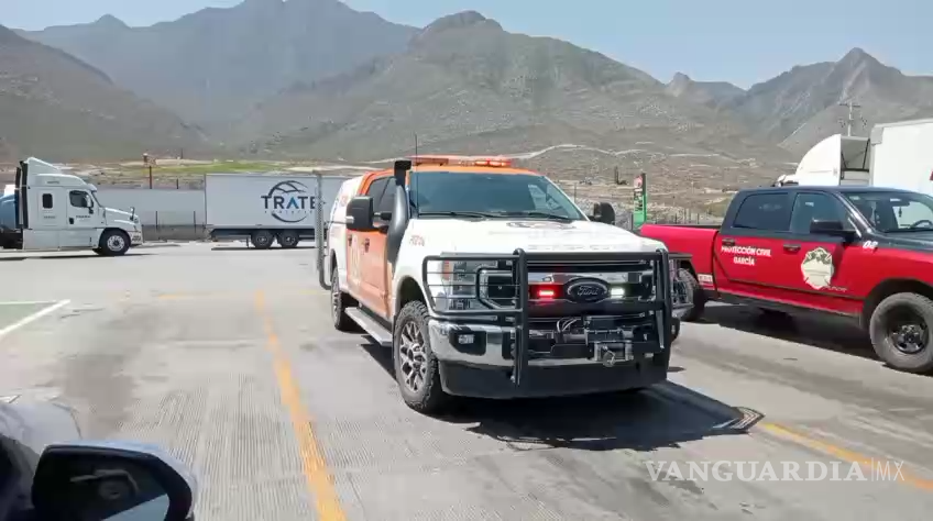 $!Una fuga de gasolina en un autotanque movilizó a Protección Civil de Nuevo León en la autopista Monterrey-Saltillo; Guardia Nacional controló el derrame y trasvasó 30 mil litros sin riesgo