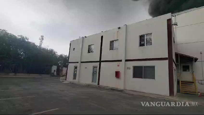 $!Evacuan a 102 personas por incendio en fábrica en Nuevo León