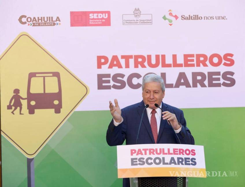 $!El alcalde de Saltillo lanza un programa que invita a los padres de familia a sumarse a labores de vialidad en escuelas; autoridades proveen kits de identificación.